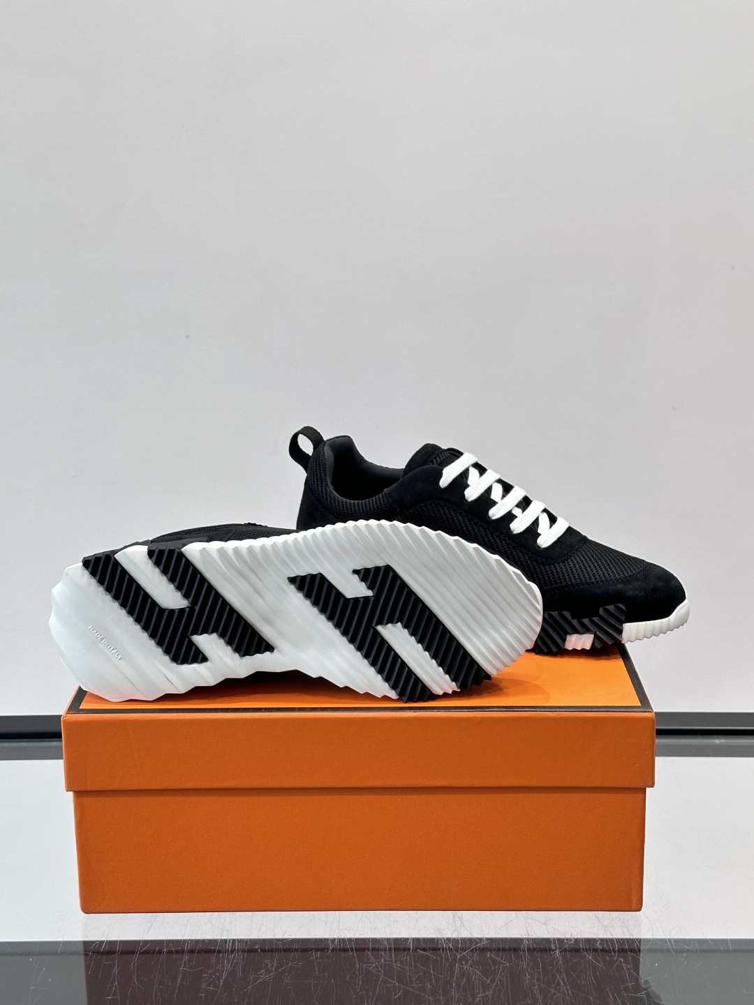 👟爱马仕Bouncing系列运动鞋，网面+牛皮拼接，撞色超有型！鞋底是轻盈橡胶，“H”字母超吸睛，活力满