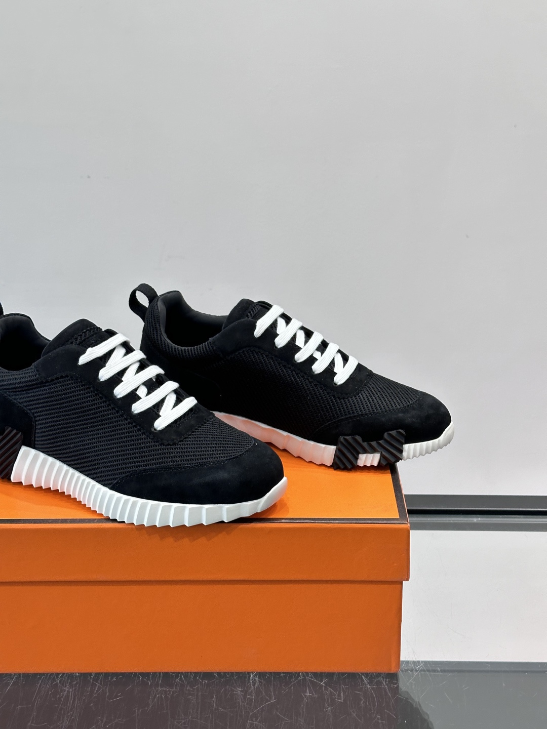 👟爱马仕Bouncing系列运动鞋，网面+牛皮拼接，撞色超有型！鞋底是轻盈橡胶，“H”字母超吸睛，活力满