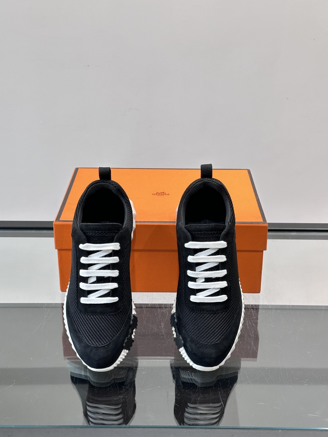 👟爱马仕Bouncing系列运动鞋，网面+牛皮拼接，撞色超有型！鞋底是轻盈橡胶，“H”字母超吸睛，活力满