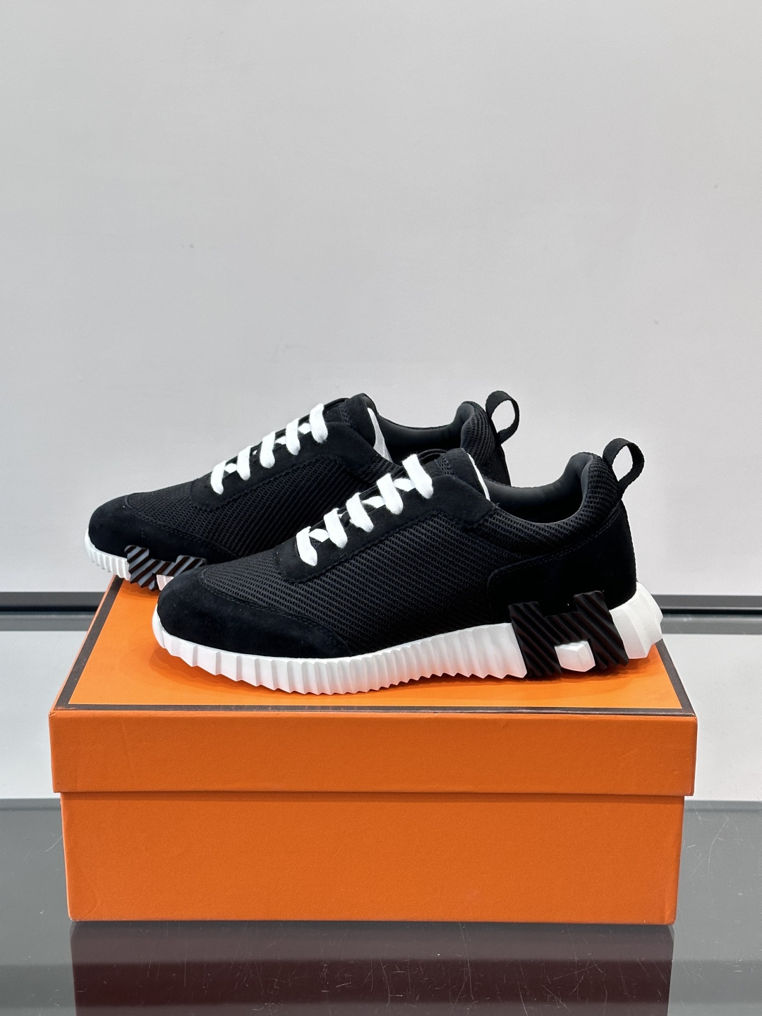 👟爱马仕Bouncing系列运动鞋，网面+牛皮拼接，撞色超有型！鞋底是轻盈橡胶，“H”字母超吸睛，活力满