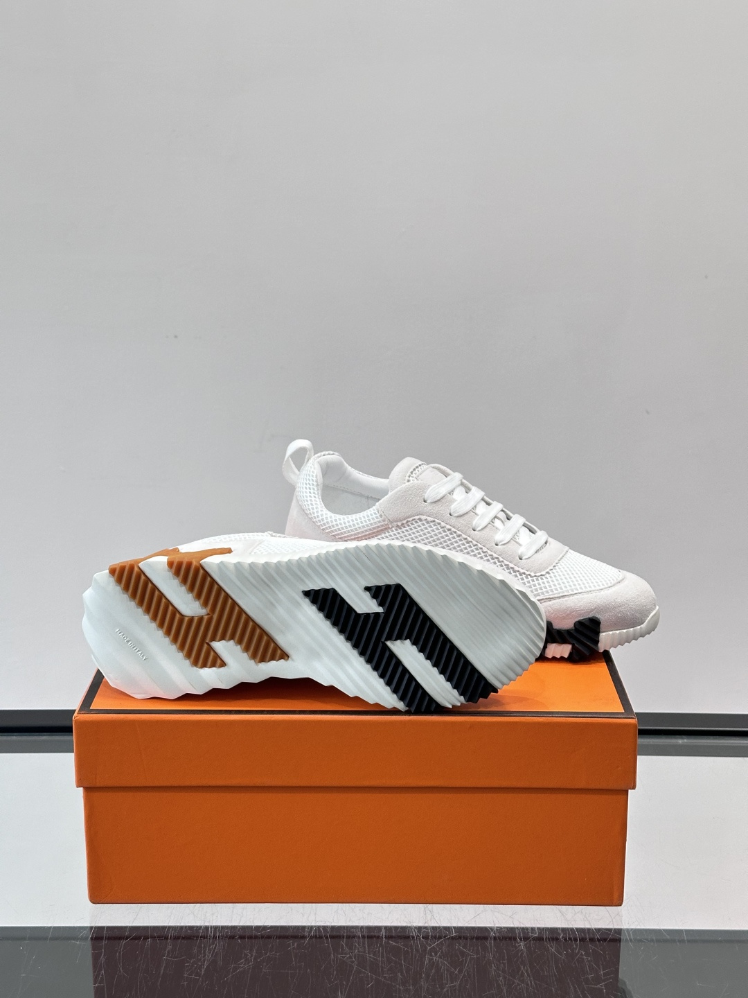 👟爱马仕Bouncing系列运动鞋，网面+牛皮拼接，撞色超有型！鞋底是轻盈橡胶，“H”字母超吸睛，活力满