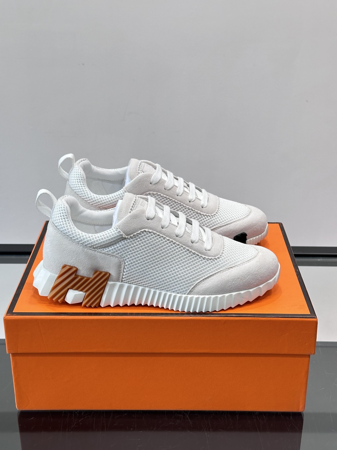 👟爱马仕Bouncing系列运动鞋，网面+牛皮拼接，撞色超有型！鞋底是轻盈橡胶，“H”字母超吸睛，活力满