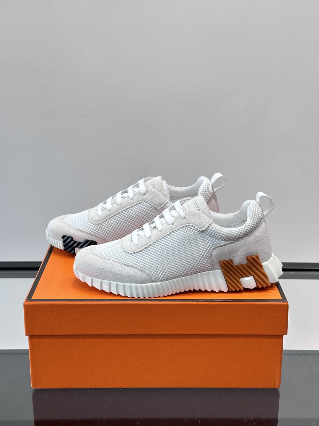 👟爱马仕Bouncing系列运动鞋，网面+牛皮拼接，撞色超有型！鞋底是轻盈橡胶，“H”字母超吸睛，活力满