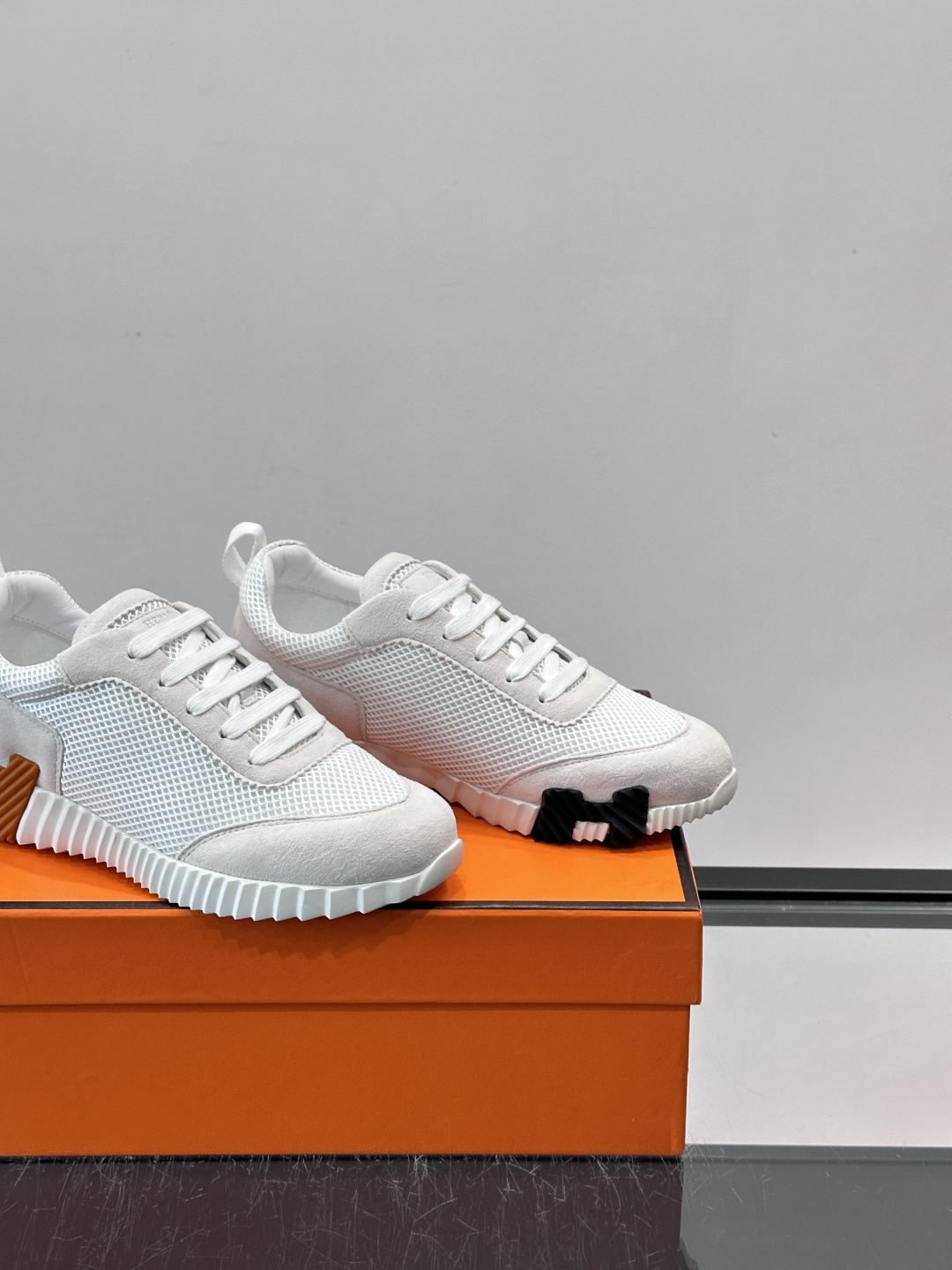 👟爱马仕Bouncing系列运动鞋，网面+牛皮拼接，撞色超有型！鞋底是轻盈橡胶，“H”字母超吸睛，活力满