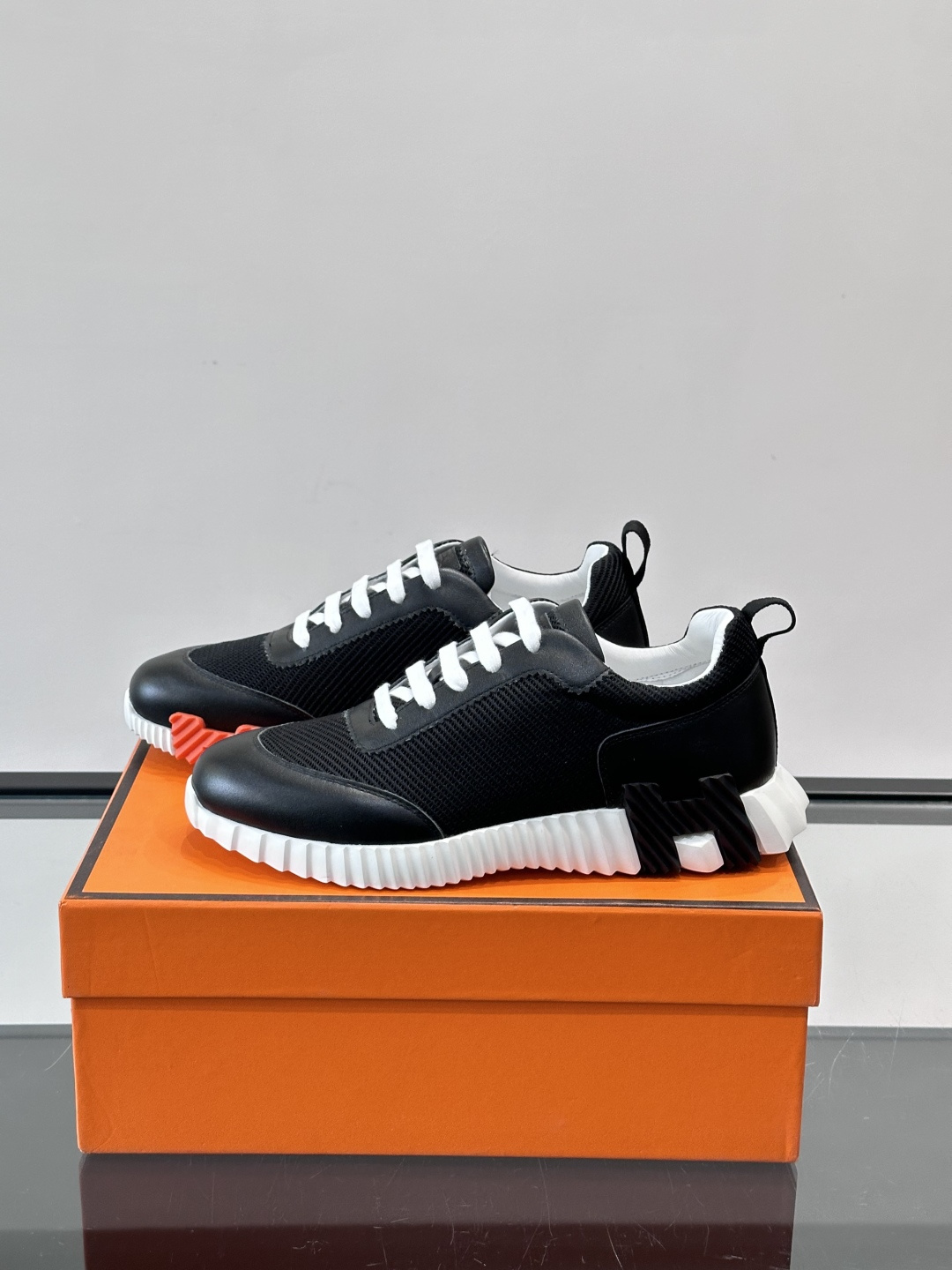 👟爱马仕Bouncing系列运动鞋，网面+牛皮拼接，撞色超有型！鞋底是轻盈橡胶，“H”字母超吸睛，活力满