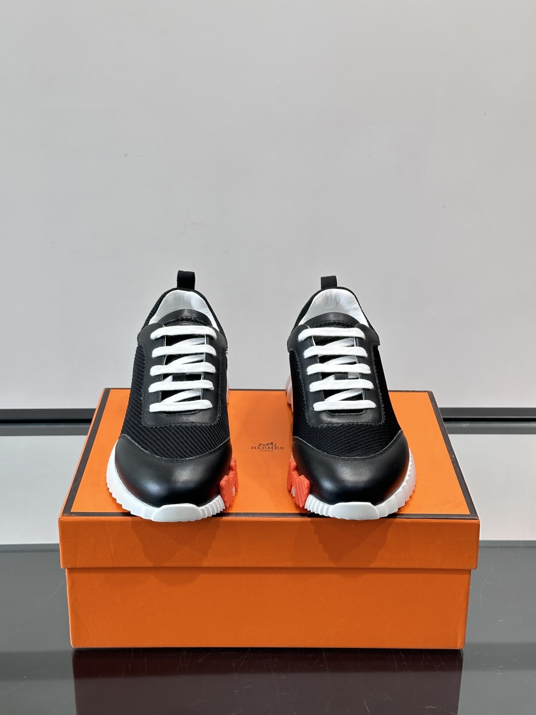 👟爱马仕Bouncing系列运动鞋，网面+牛皮拼接，撞色超有型！鞋底是轻盈橡胶，“H”字母超吸睛，活力满