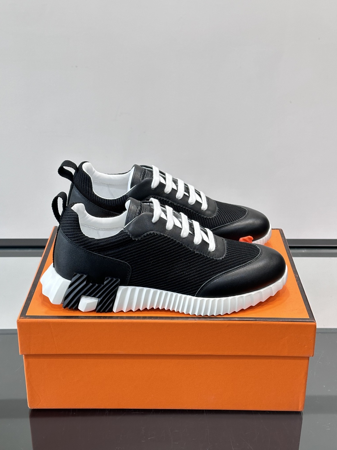 👟爱马仕Bouncing系列运动鞋，网面+牛皮拼接，撞色超有型！鞋底是轻盈橡胶，“H”字母超吸睛，活力满