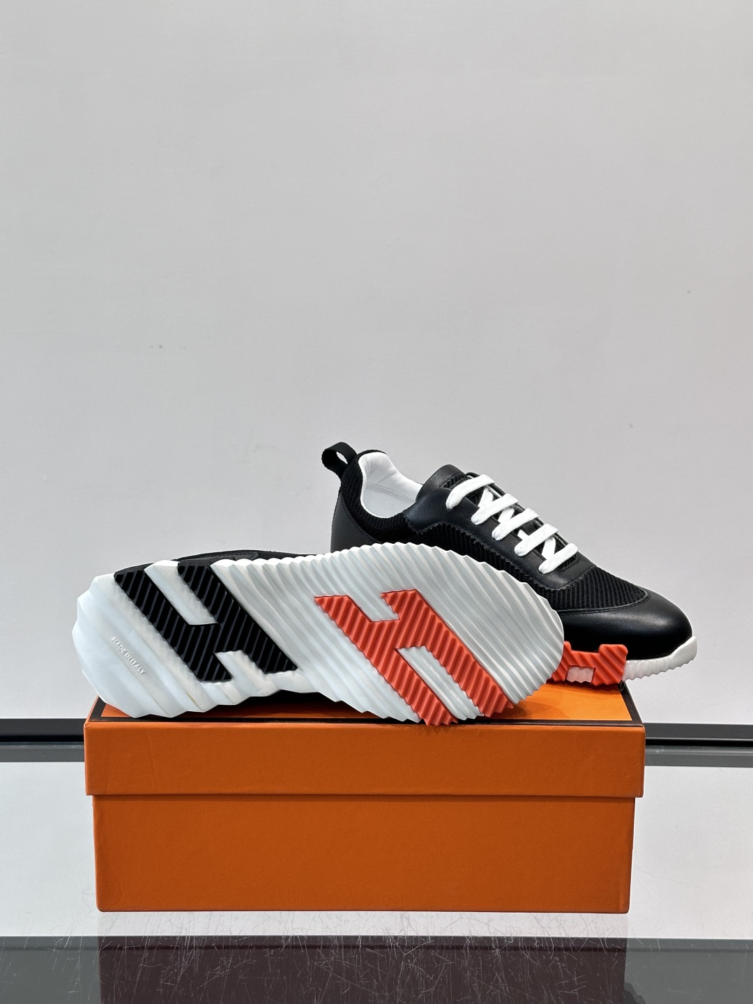 👟爱马仕Bouncing系列运动鞋，网面+牛皮拼接，撞色超有型！鞋底是轻盈橡胶，“H”字母超吸睛，活力满