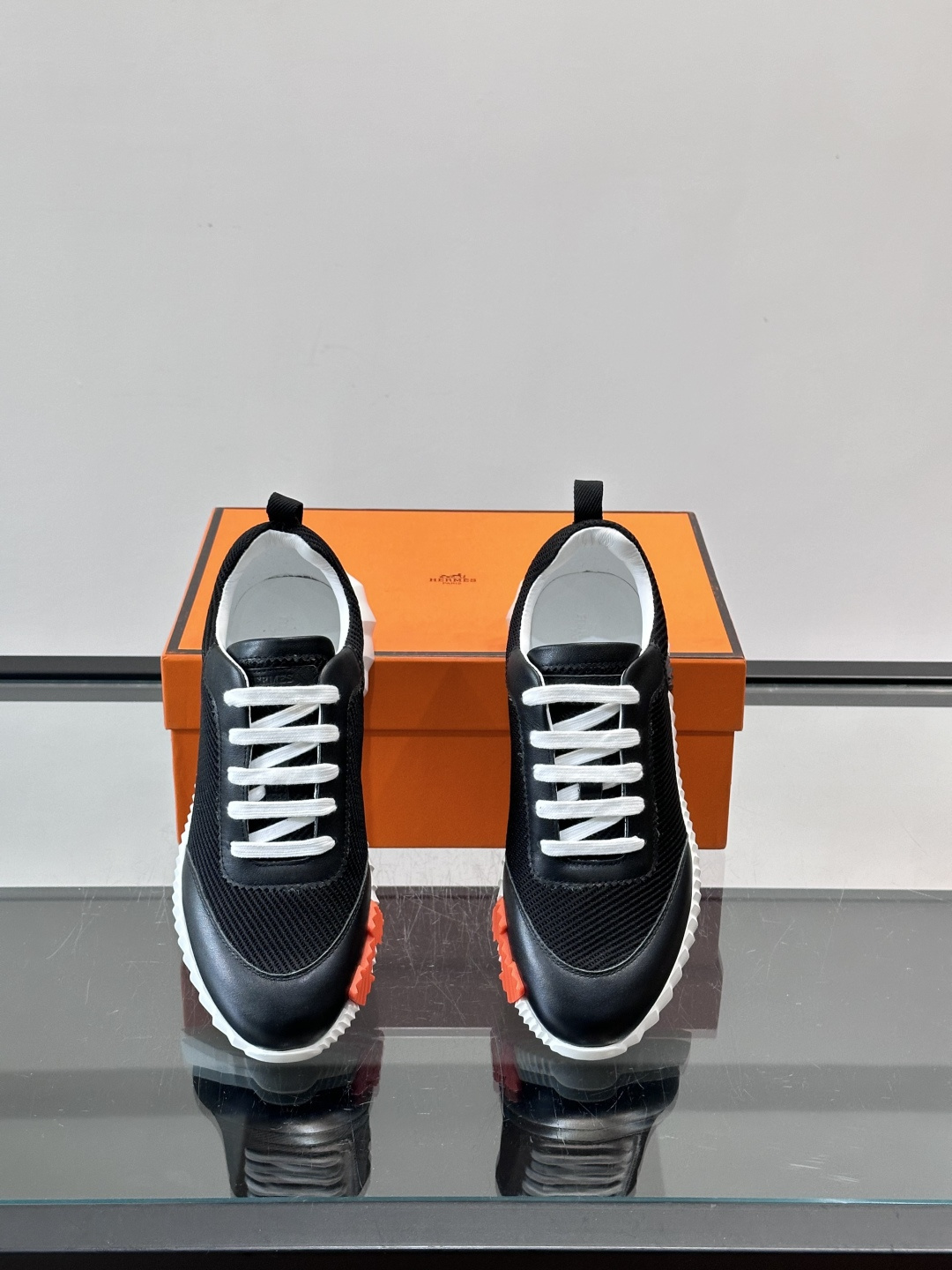 👟爱马仕Bouncing系列运动鞋，网面+牛皮拼接，撞色超有型！鞋底是轻盈橡胶，“H”字母超吸睛，活力满