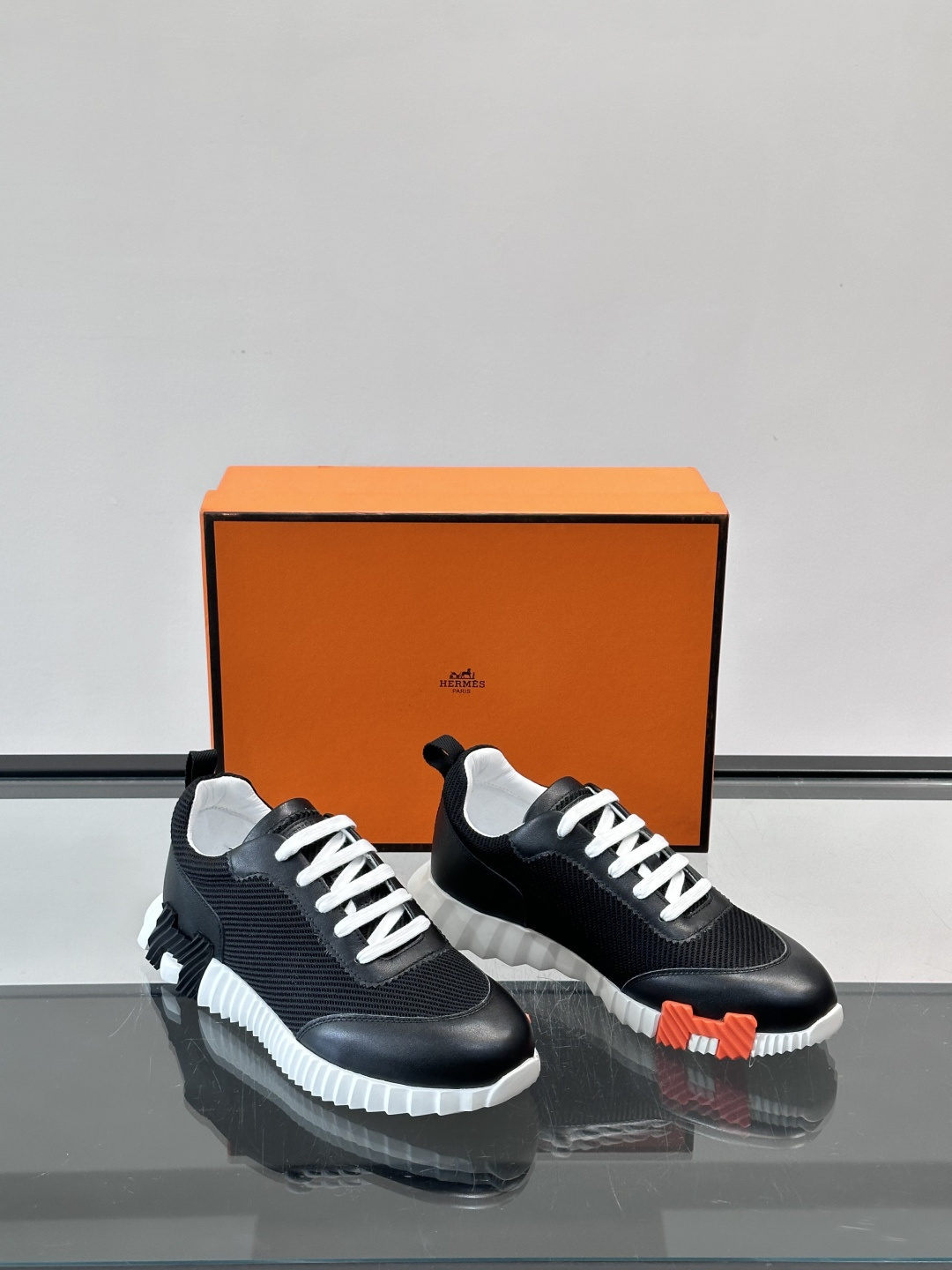 👟爱马仕Bouncing系列运动鞋，网面+牛皮拼接，撞色超有型！鞋底是轻盈橡胶，“H”字母超吸睛，活力满
