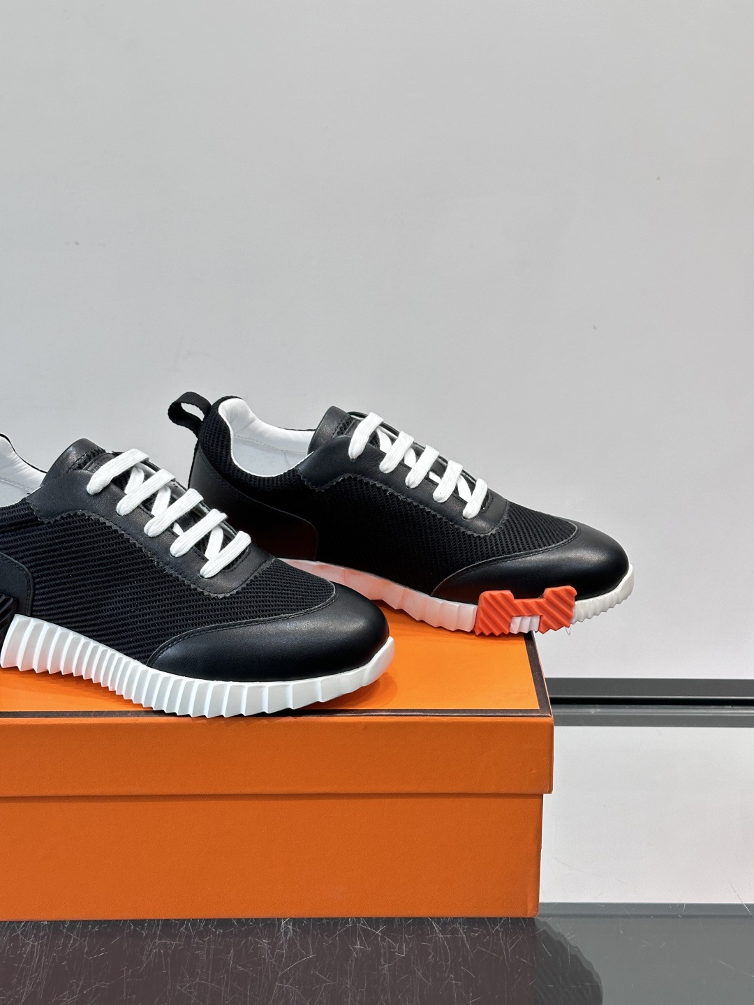 👟爱马仕Bouncing系列运动鞋，网面+牛皮拼接，撞色超有型！鞋底是轻盈橡胶，“H”字母超吸睛，活力满