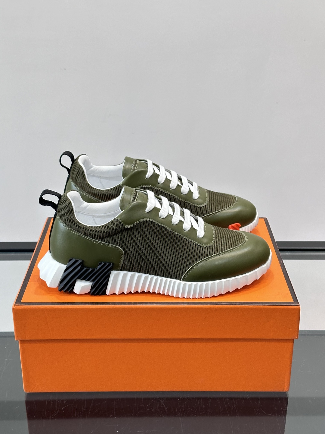 👟爱马仕Bouncing系列运动鞋，网面+牛皮拼接，撞色超有型！鞋底是轻盈橡胶，“H”字母超吸睛，活力满