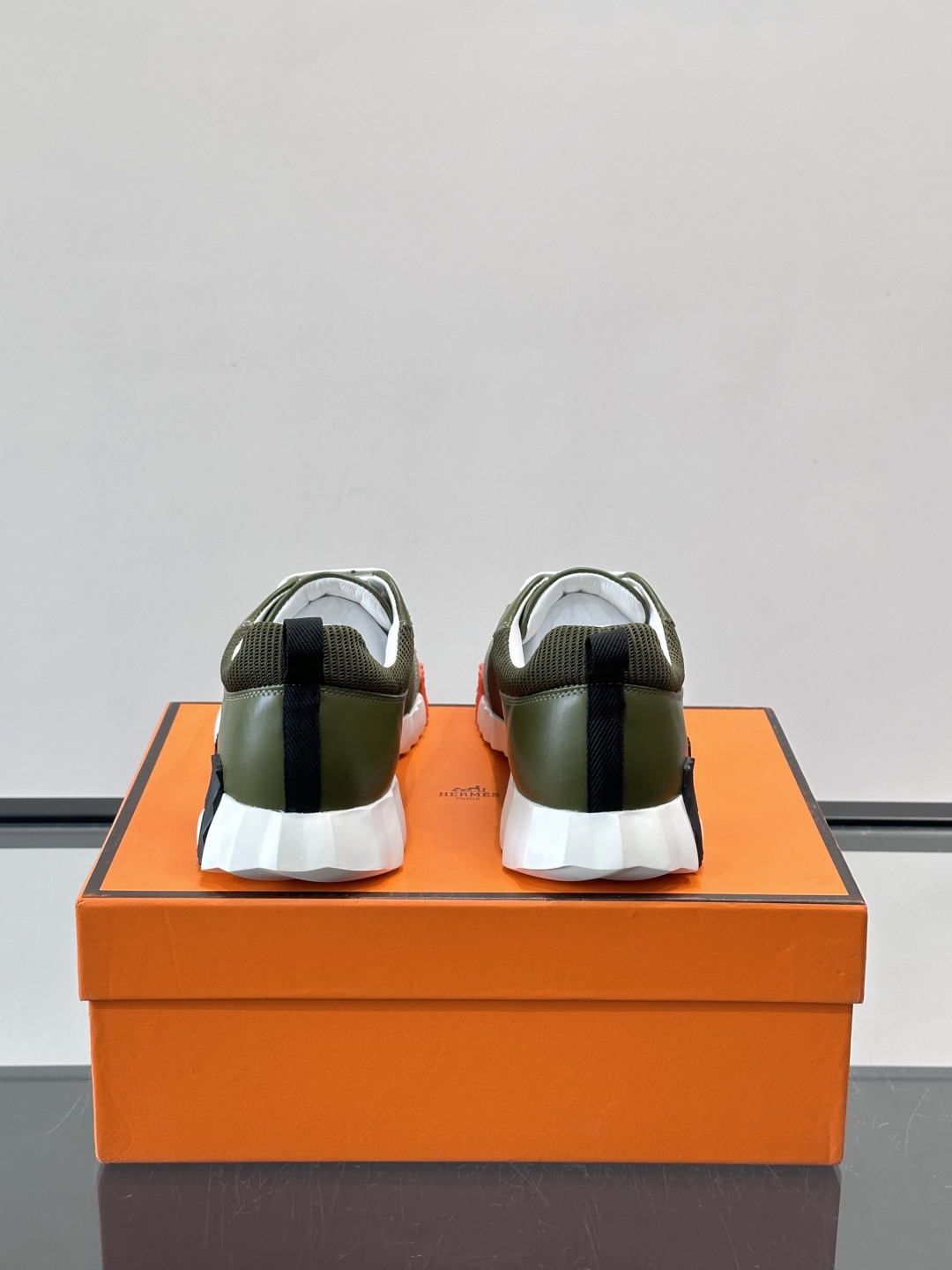 👟爱马仕Bouncing系列运动鞋，网面+牛皮拼接，撞色超有型！鞋底是轻盈橡胶，“H”字母超吸睛，活力满