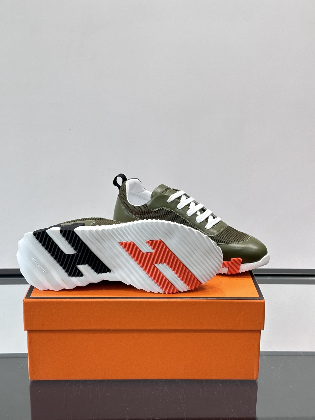 👟爱马仕Bouncing系列运动鞋，网面+牛皮拼接，撞色超有型！鞋底是轻盈橡胶，“H”字母超吸睛，活力满