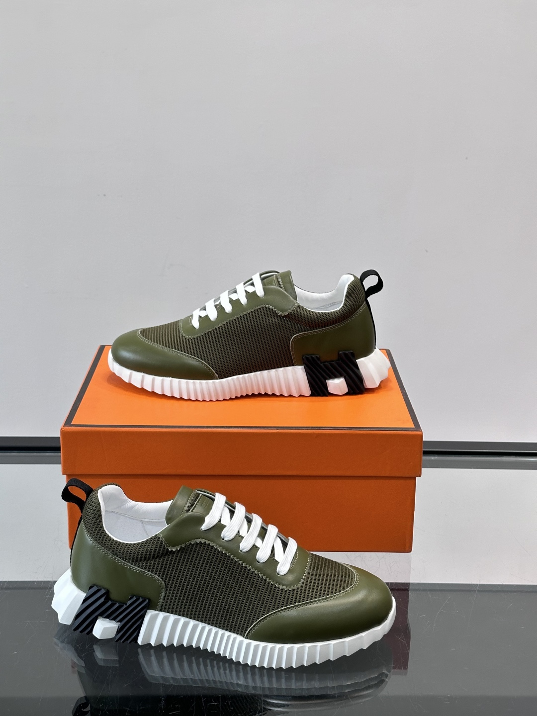 👟爱马仕Bouncing系列运动鞋，网面+牛皮拼接，撞色超有型！鞋底是轻盈橡胶，“H”字母超吸睛，活力满