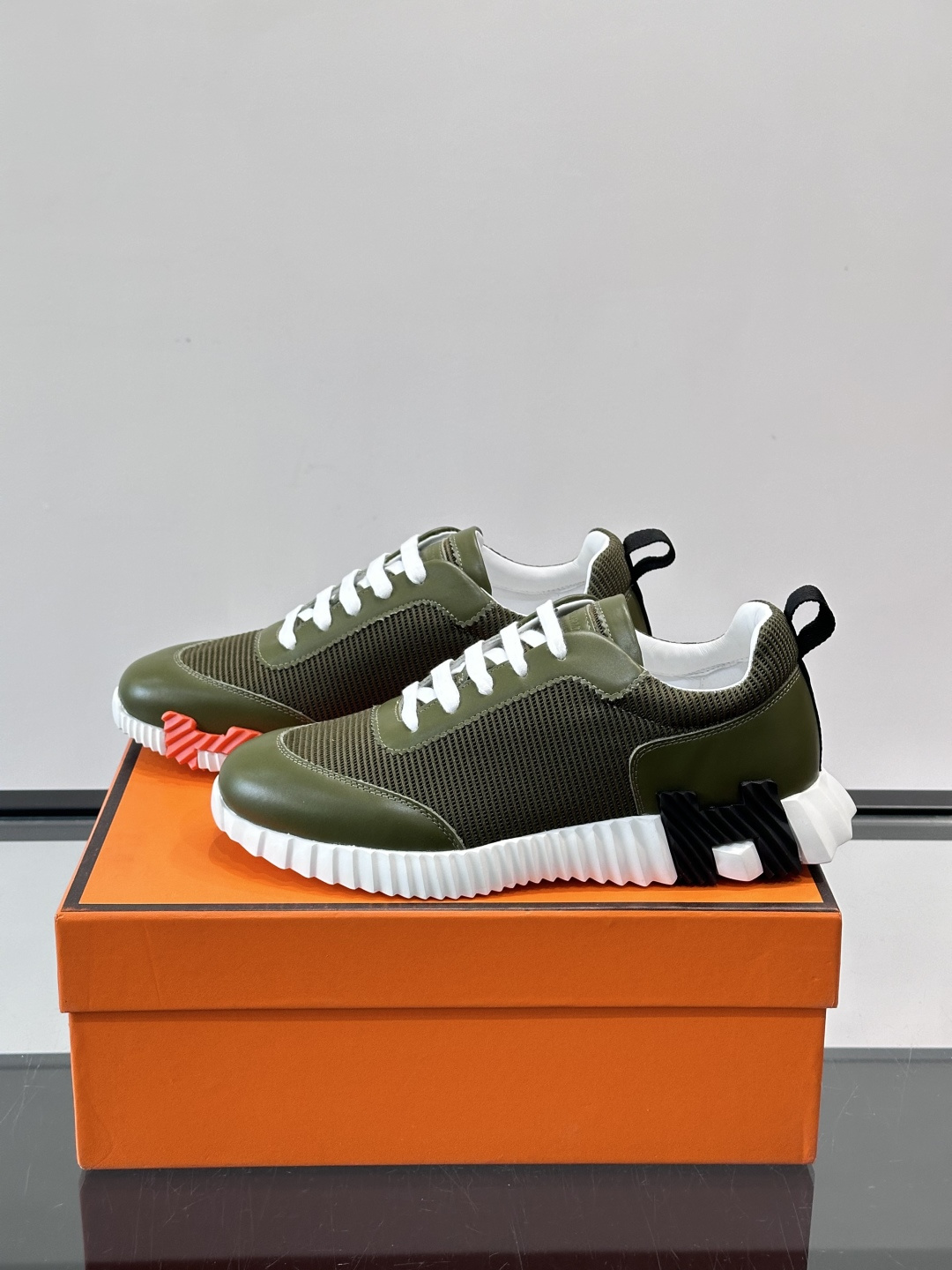 👟爱马仕Bouncing系列运动鞋，网面+牛皮拼接，撞色超有型！鞋底是轻盈橡胶，“H”字母超吸睛，活力满