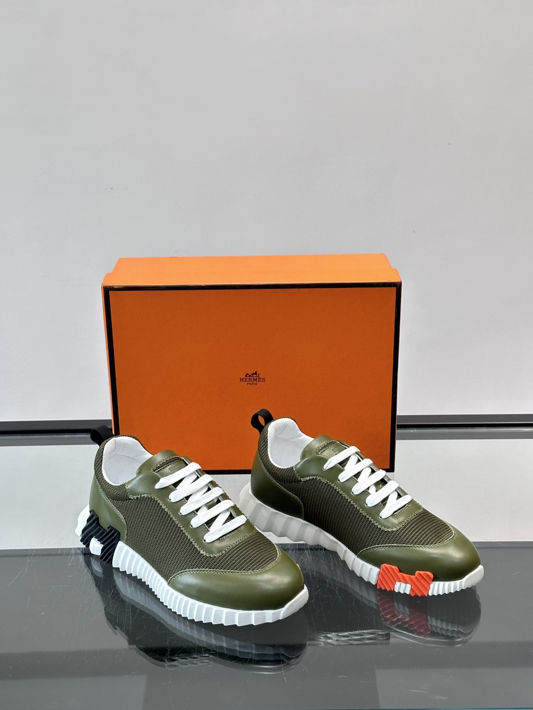 👟爱马仕Bouncing系列运动鞋，网面+牛皮拼接，撞色超有型！鞋底是轻盈橡胶，“H”字母超吸睛，活力满