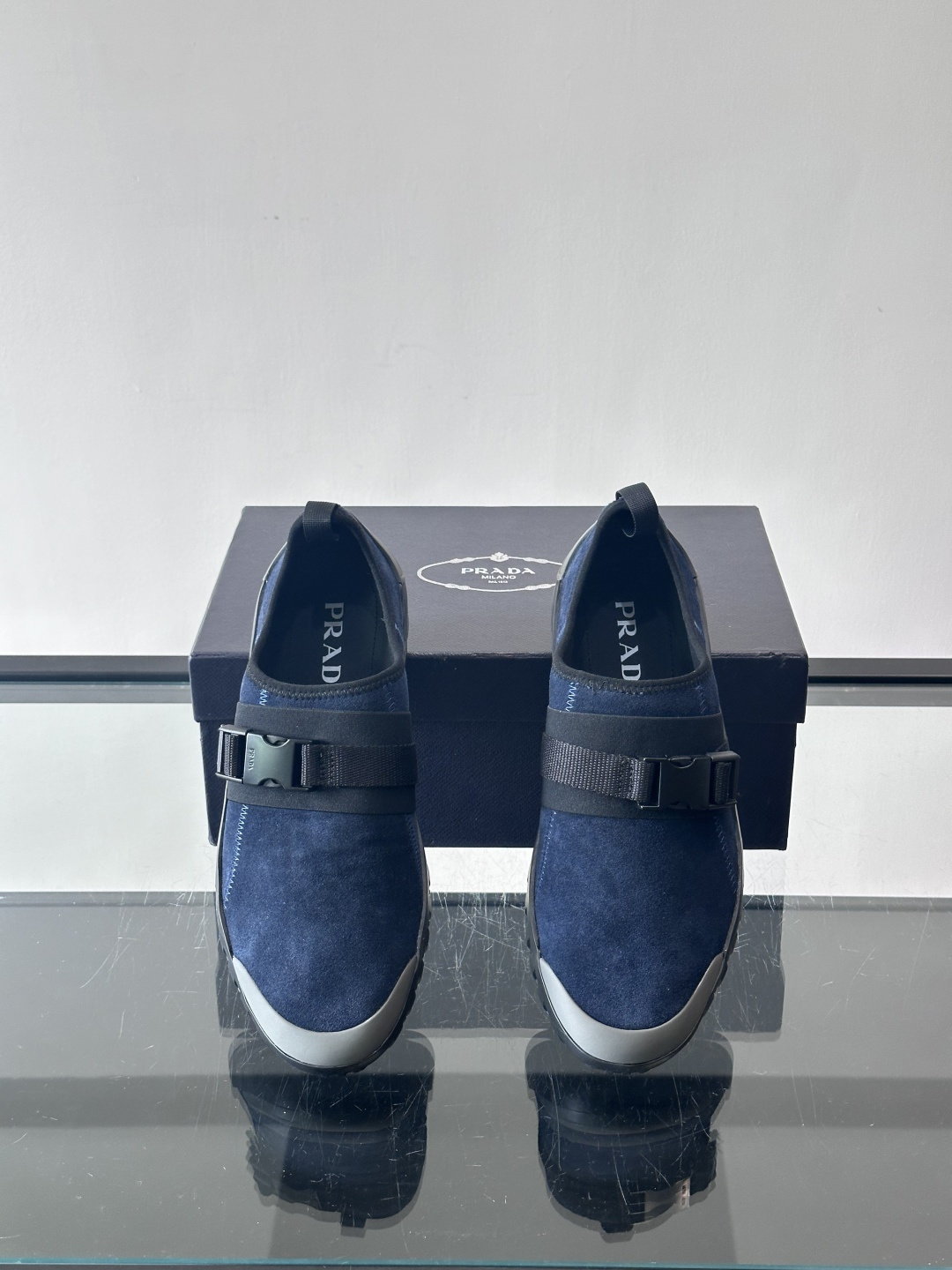 👟Prada这款男士麂皮休闲鞋，搭配织物魔术贴，简约又有科技感✨。锯齿橡胶鞋底，抓地力和舒适度都很棒，日