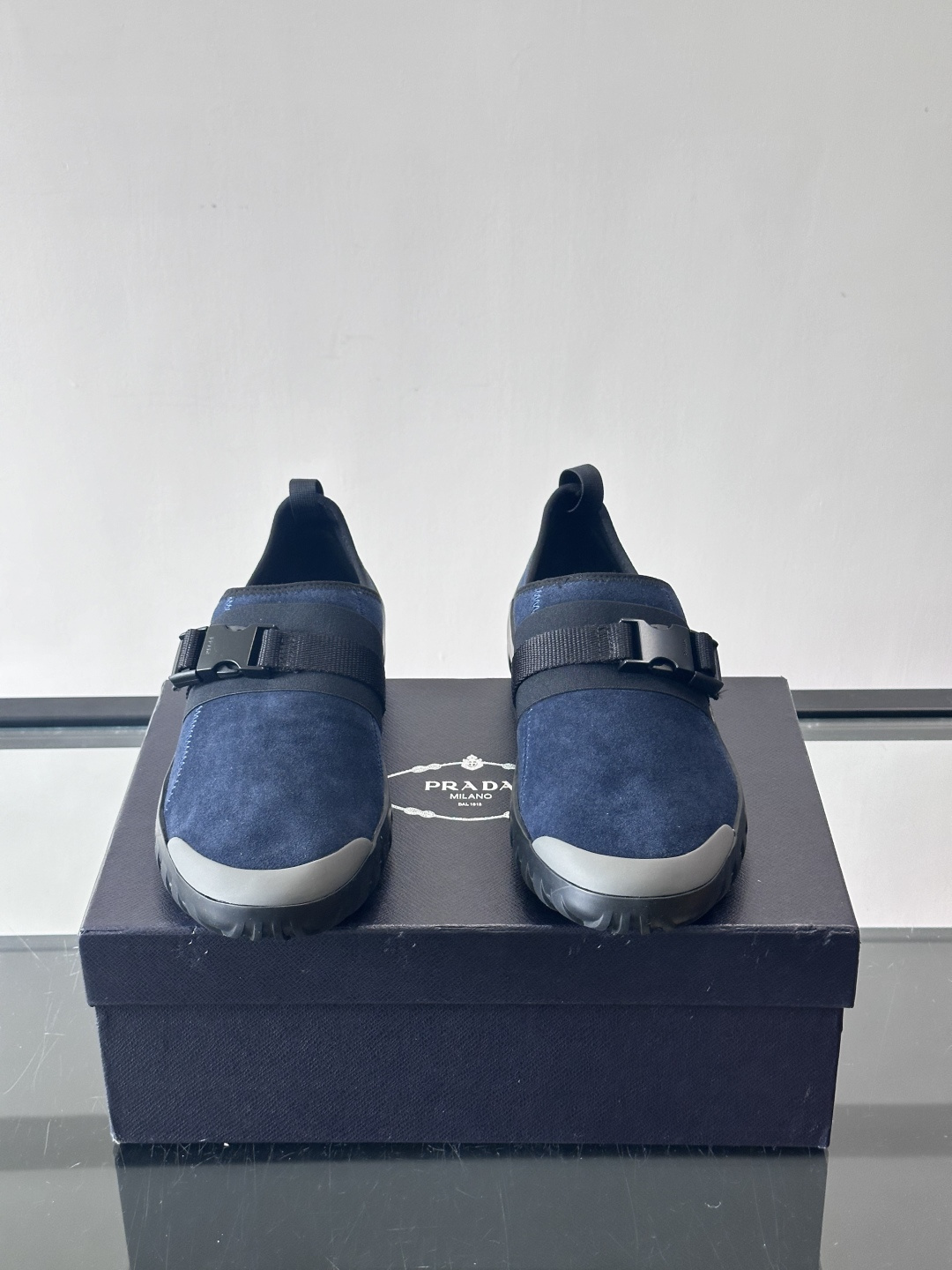 👟Prada这款男士麂皮休闲鞋，搭配织物魔术贴，简约又有科技感✨。锯齿橡胶鞋底，抓地力和舒适度都很棒，日