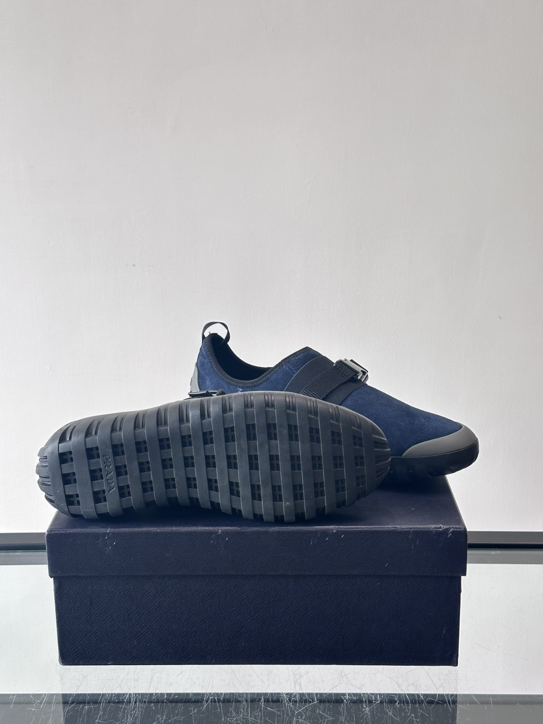 👟Prada这款男士麂皮休闲鞋，搭配织物魔术贴，简约又有科技感✨。锯齿橡胶鞋底，抓地力和舒适度都很棒，日