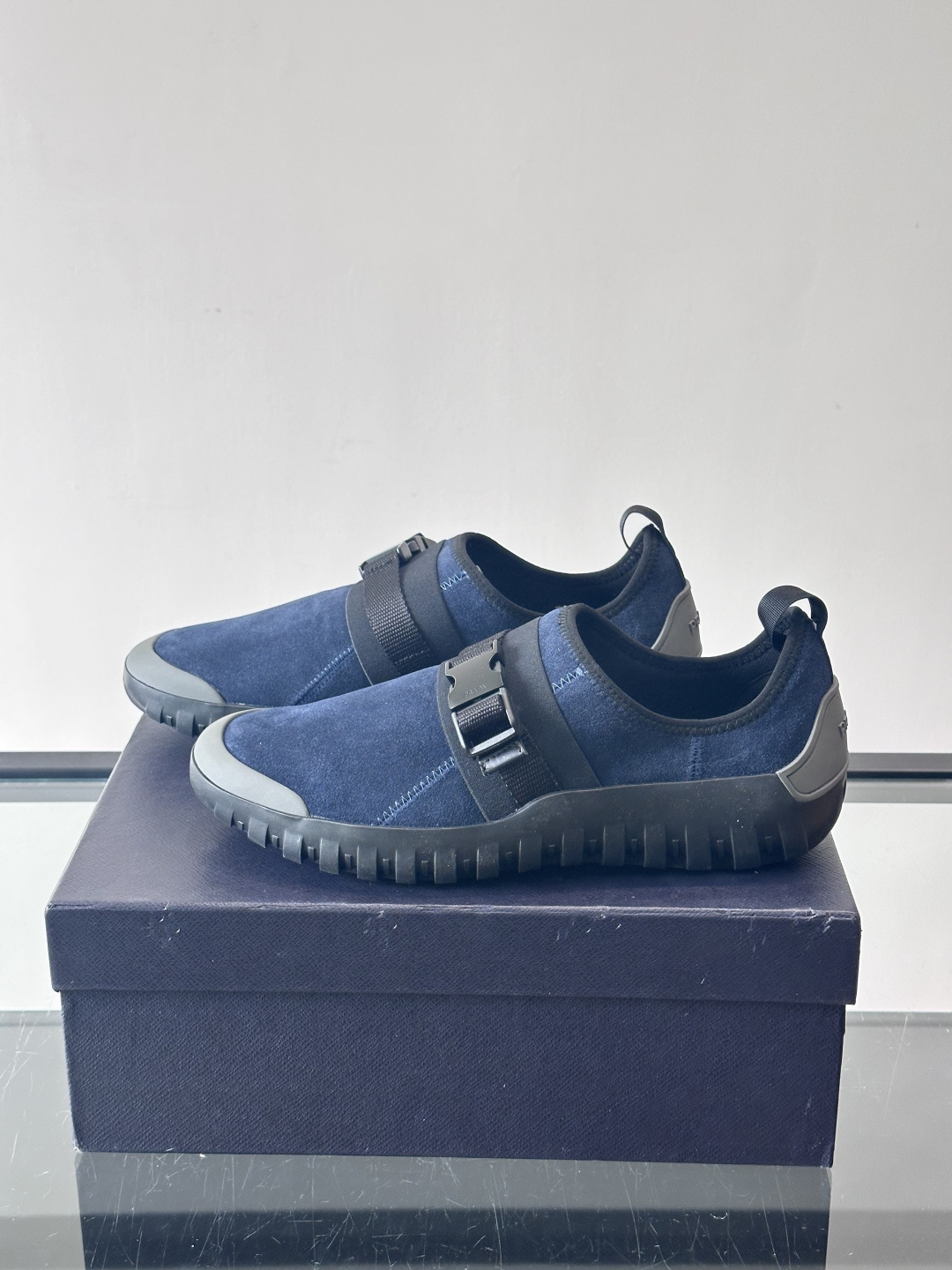 👟Prada这款男士麂皮休闲鞋，搭配织物魔术贴，简约又有科技感✨。锯齿橡胶鞋底，抓地力和舒适度都很棒，日