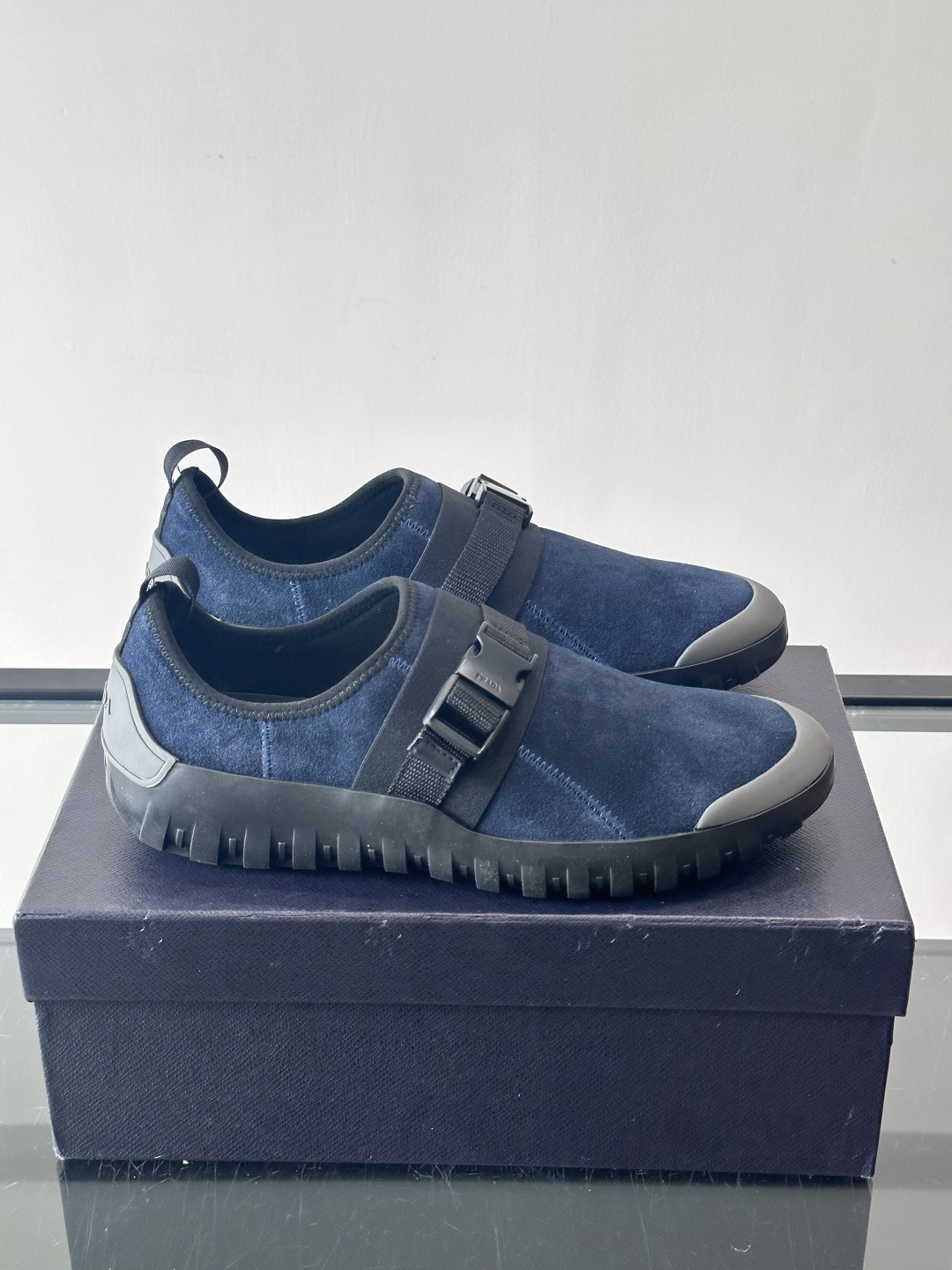 👟Prada这款男士麂皮休闲鞋，搭配织物魔术贴，简约又有科技感✨。锯齿橡胶鞋底，抓地力和舒适度都很棒，日