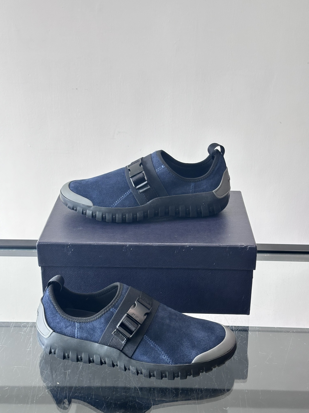 👟Prada这款男士麂皮休闲鞋，搭配织物魔术贴，简约又有科技感✨。锯齿橡胶鞋底，抓地力和舒适度都很棒，日