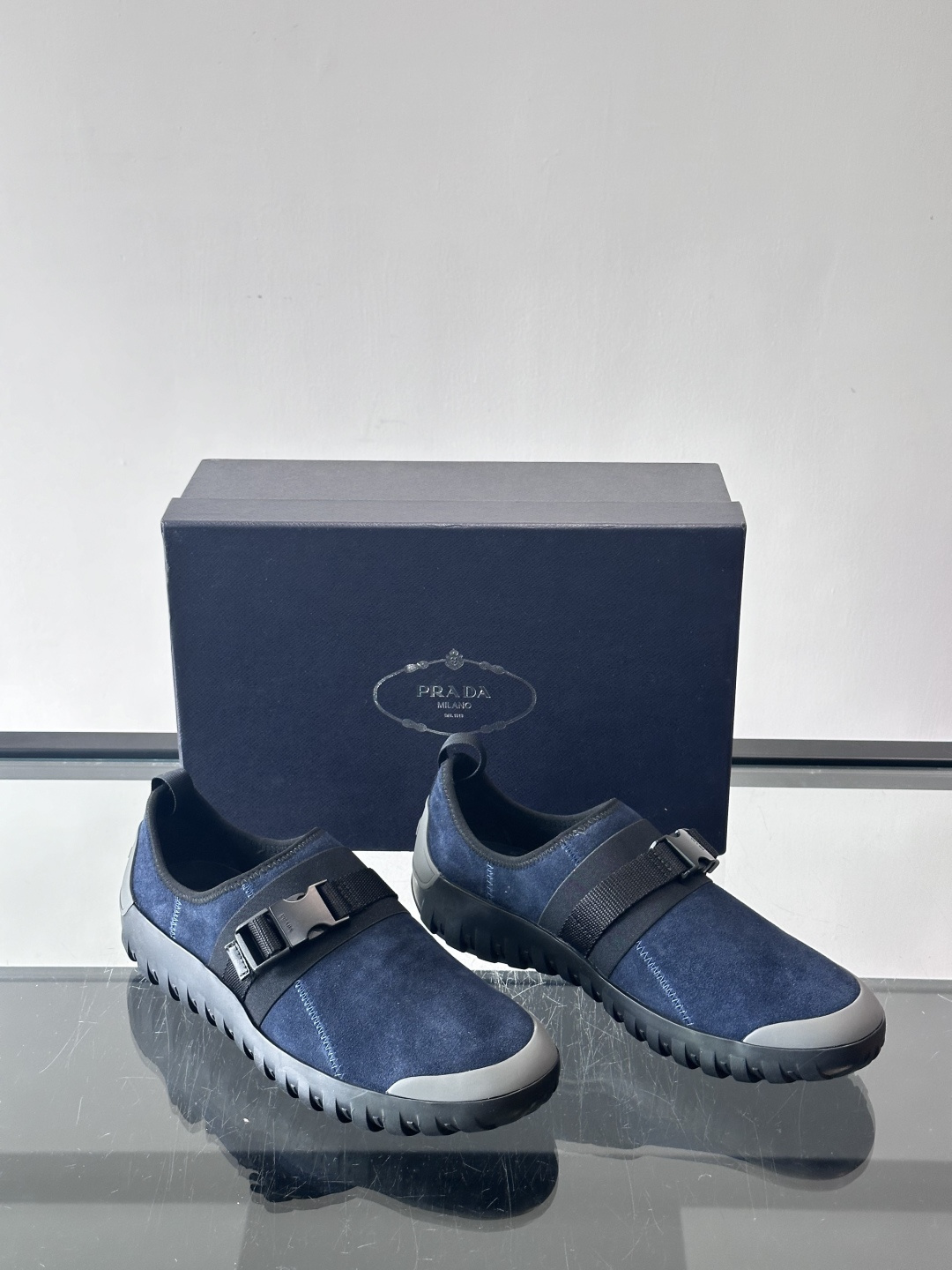 👟Prada这款男士麂皮休闲鞋，搭配织物魔术贴，简约又有科技感✨。锯齿橡胶鞋底，抓地力和舒适度都很棒，日