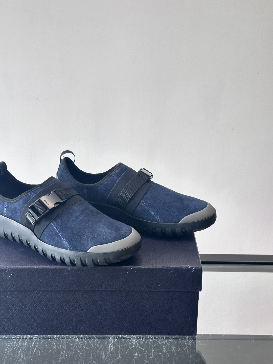 👟Prada这款男士麂皮休闲鞋，搭配织物魔术贴，简约又有科技感✨。锯齿橡胶鞋底，抓地力和舒适度都很棒，日