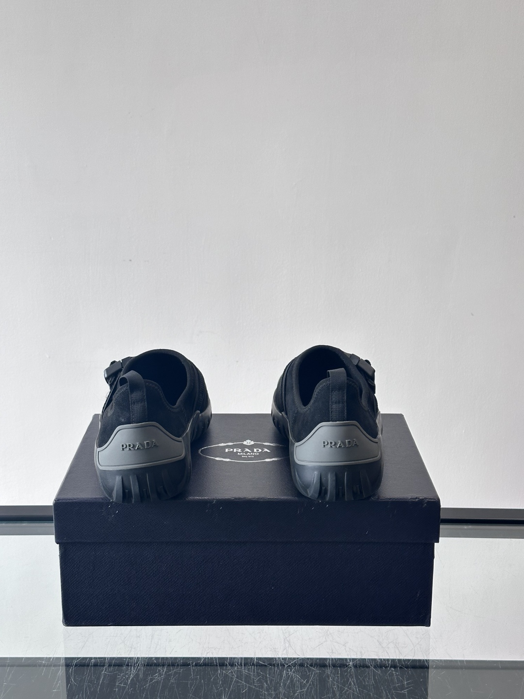 👟Prada这款男士麂皮休闲鞋，搭配织物魔术贴，简约又有科技感✨。锯齿橡胶鞋底，抓地力和舒适度都很棒，日