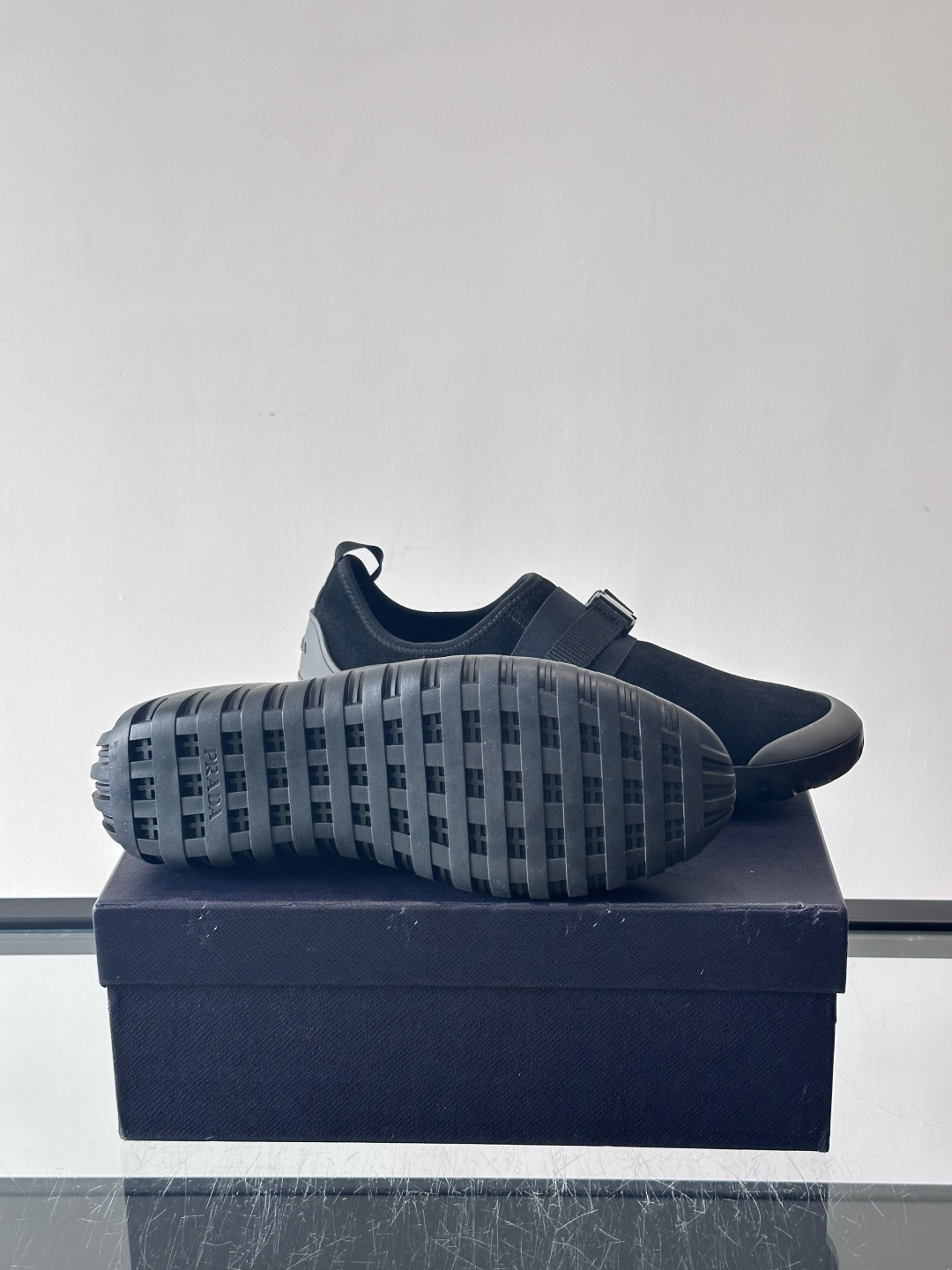 👟Prada这款男士麂皮休闲鞋，搭配织物魔术贴，简约又有科技感✨。锯齿橡胶鞋底，抓地力和舒适度都很棒，日