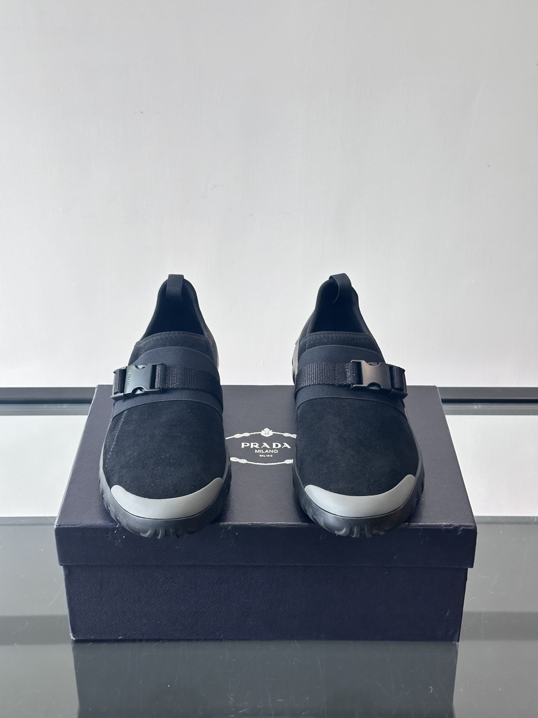 👟Prada这款男士麂皮休闲鞋，搭配织物魔术贴，简约又有科技感✨。锯齿橡胶鞋底，抓地力和舒适度都很棒，日