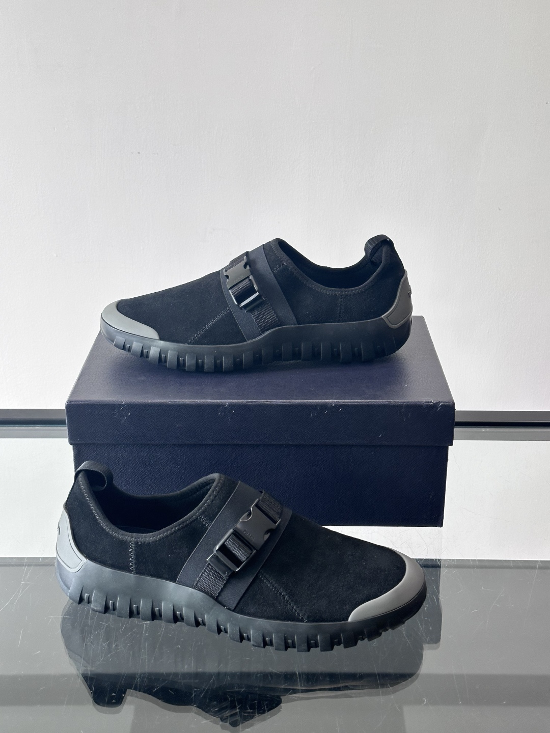 👟Prada这款男士麂皮休闲鞋，搭配织物魔术贴，简约又有科技感✨。锯齿橡胶鞋底，抓地力和舒适度都很棒，日