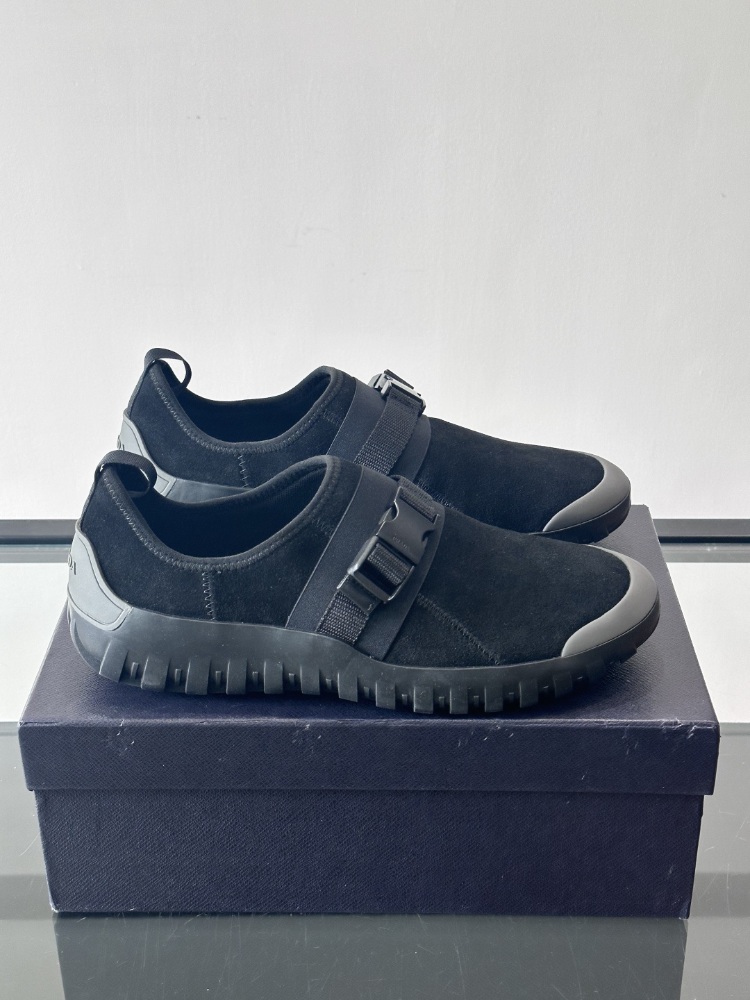 👟Prada这款男士麂皮休闲鞋，搭配织物魔术贴，简约又有科技感✨。锯齿橡胶鞋底，抓地力和舒适度都很棒，日