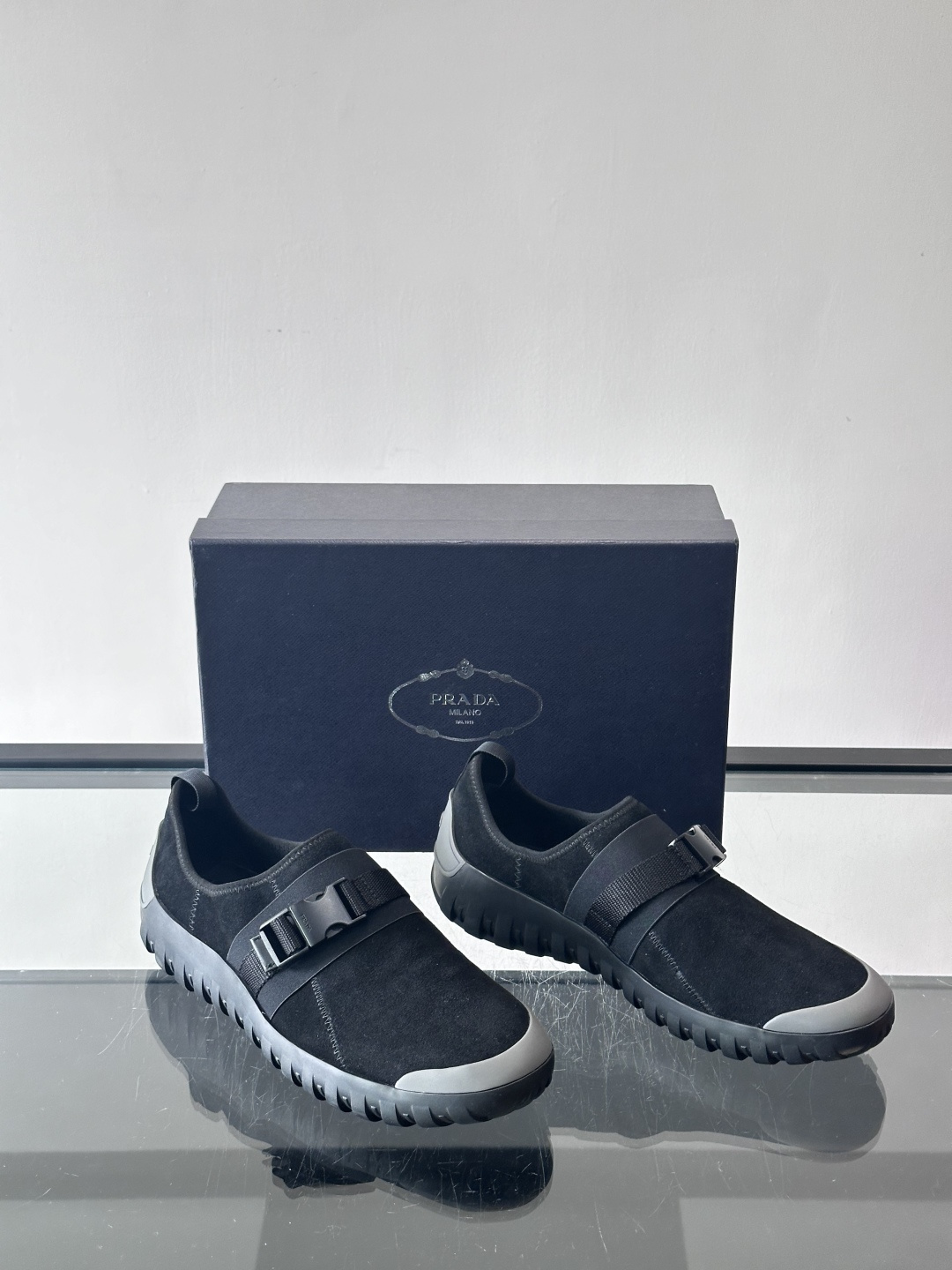 👟Prada这款男士麂皮休闲鞋，搭配织物魔术贴，简约又有科技感✨。锯齿橡胶鞋底，抓地力和舒适度都很棒，日