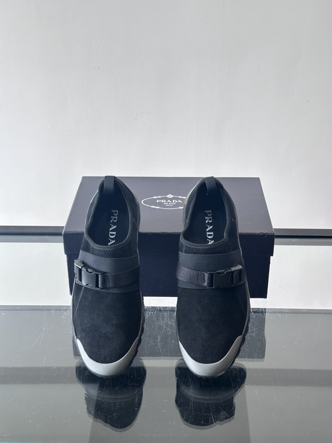 👟Prada这款男士麂皮休闲鞋，搭配织物魔术贴，简约又有科技感✨。锯齿橡胶鞋底，抓地力和舒适度都很棒，日