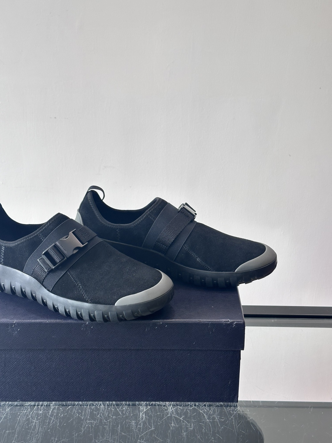 👟Prada这款男士麂皮休闲鞋，搭配织物魔术贴，简约又有科技感✨。锯齿橡胶鞋底，抓地力和舒适度都很棒，日