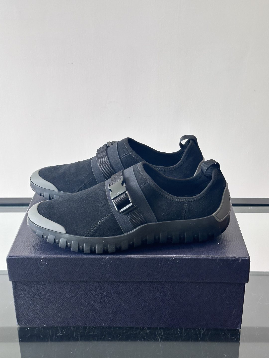 👟Prada这款男士麂皮休闲鞋，搭配织物魔术贴，简约又有科技感✨。锯齿橡胶鞋底，抓地力和舒适度都很棒，日