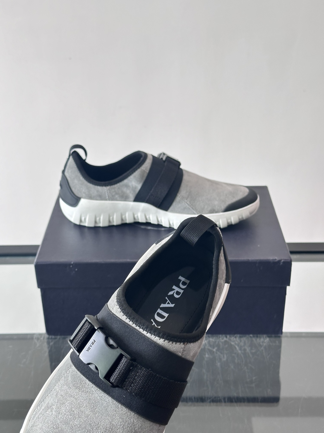 👟Prada这款男士麂皮休闲鞋，搭配织物魔术贴，简约又有科技感✨。锯齿橡胶鞋底，抓地力和舒适度都很棒，日