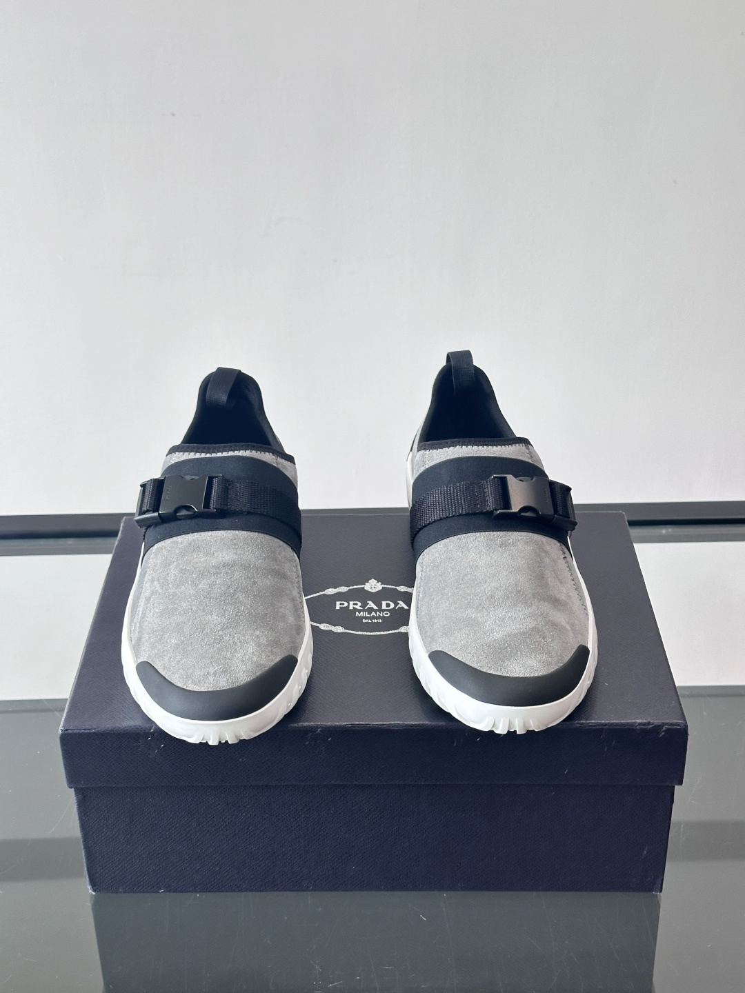 👟Prada这款男士麂皮休闲鞋，搭配织物魔术贴，简约又有科技感✨。锯齿橡胶鞋底，抓地力和舒适度都很棒，日