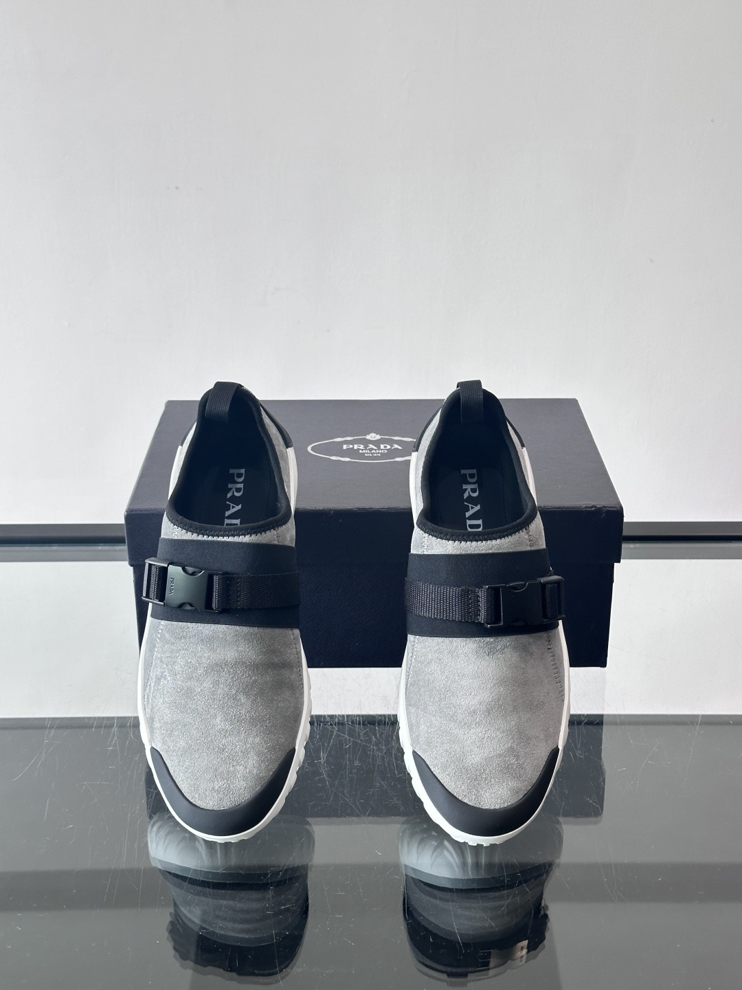 👟Prada这款男士麂皮休闲鞋，搭配织物魔术贴，简约又有科技感✨。锯齿橡胶鞋底，抓地力和舒适度都很棒，日