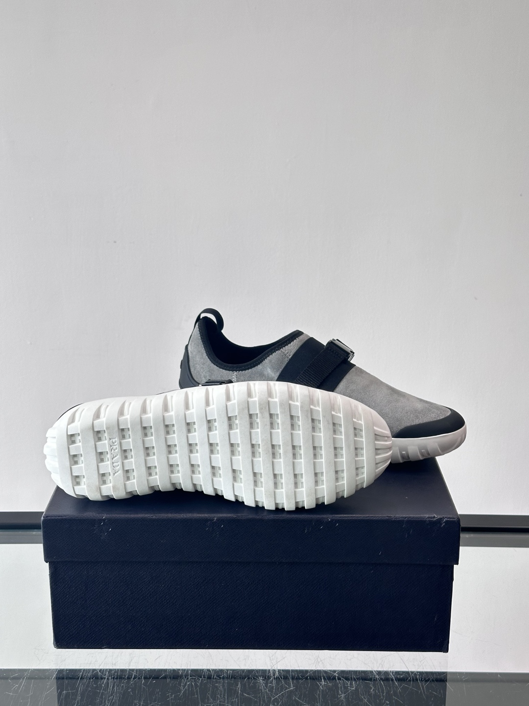 👟Prada这款男士麂皮休闲鞋，搭配织物魔术贴，简约又有科技感✨。锯齿橡胶鞋底，抓地力和舒适度都很棒，日