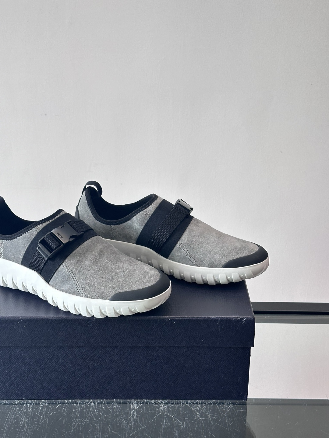 👟Prada这款男士麂皮休闲鞋，搭配织物魔术贴，简约又有科技感✨。锯齿橡胶鞋底，抓地力和舒适度都很棒，日