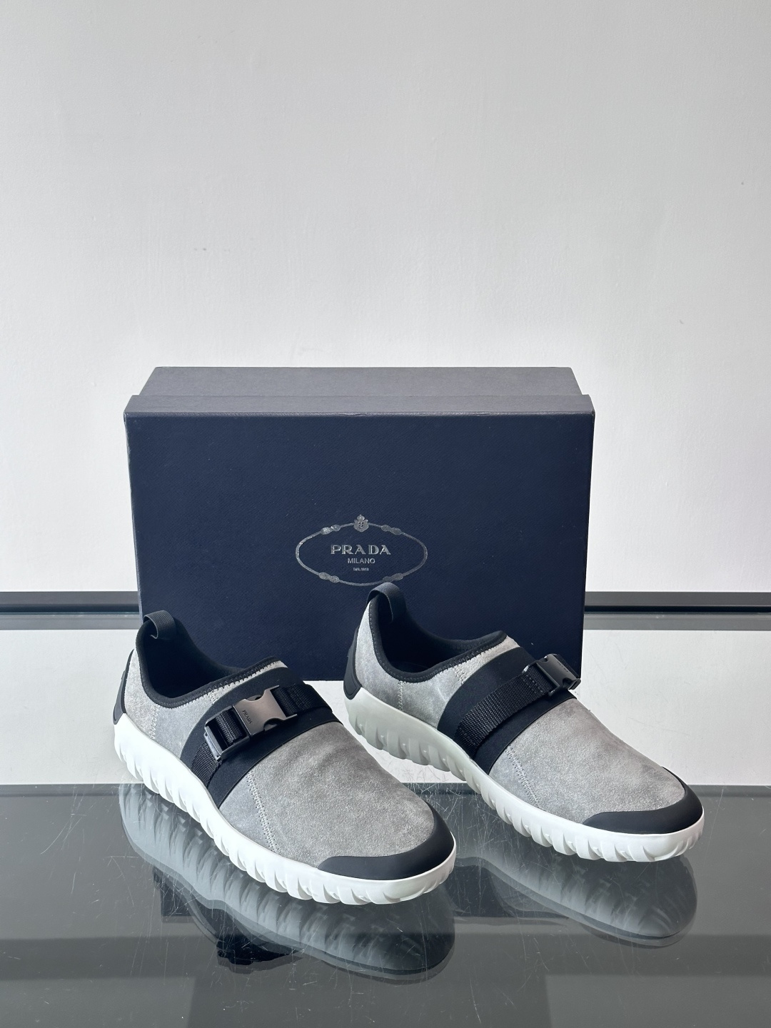 👟Prada这款男士麂皮休闲鞋，搭配织物魔术贴，简约又有科技感✨。锯齿橡胶鞋底，抓地力和舒适度都很棒，日