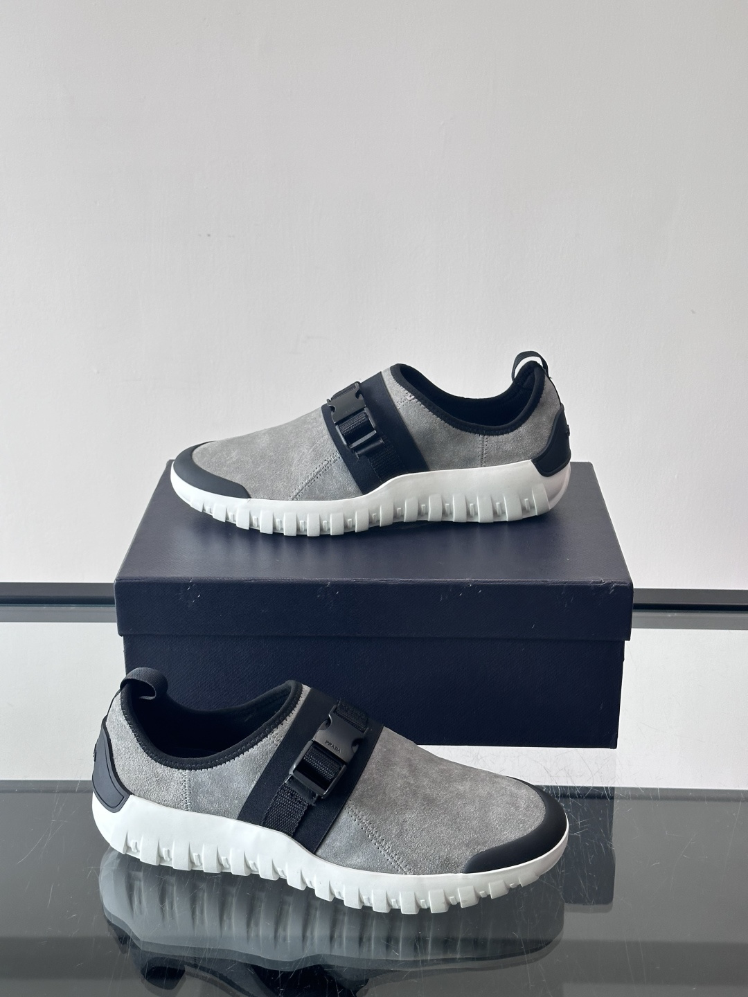 👟Prada这款男士麂皮休闲鞋，搭配织物魔术贴，简约又有科技感✨。锯齿橡胶鞋底，抓地力和舒适度都很棒，日