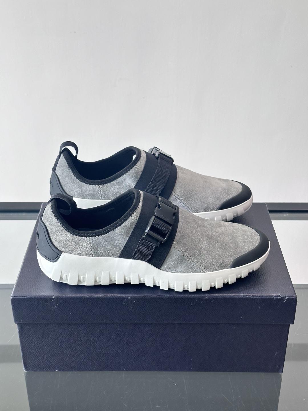 👟Prada这款男士麂皮休闲鞋，搭配织物魔术贴，简约又有科技感✨。锯齿橡胶鞋底，抓地力和舒适度都很棒，日