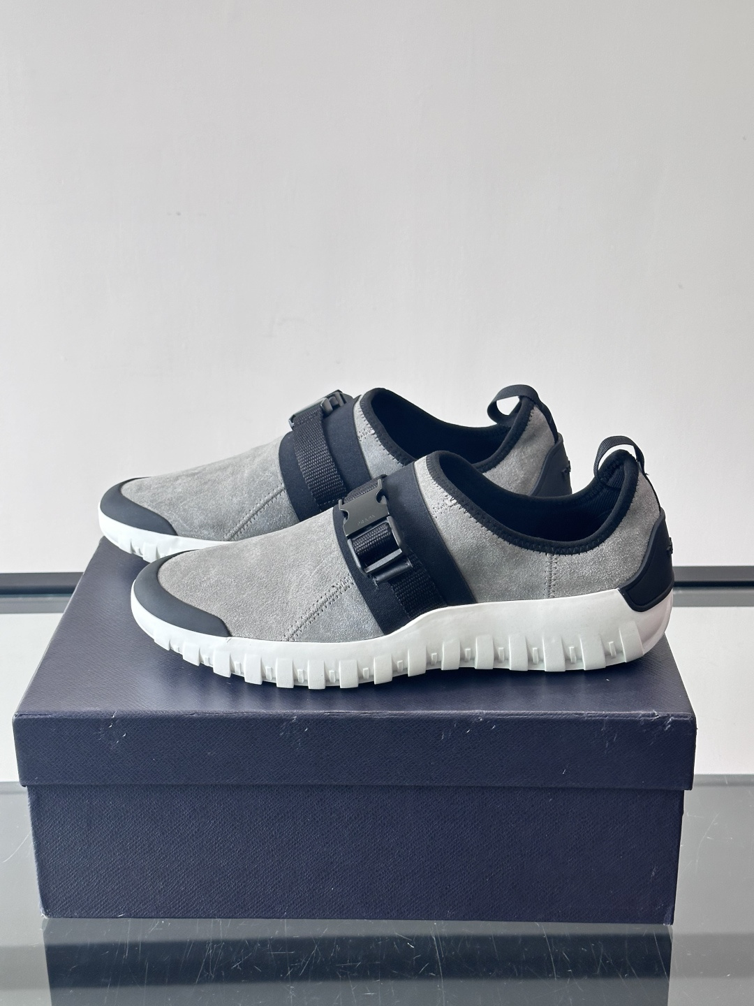 👟Prada这款男士麂皮休闲鞋，搭配织物魔术贴，简约又有科技感✨。锯齿橡胶鞋底，抓地力和舒适度都很棒，日