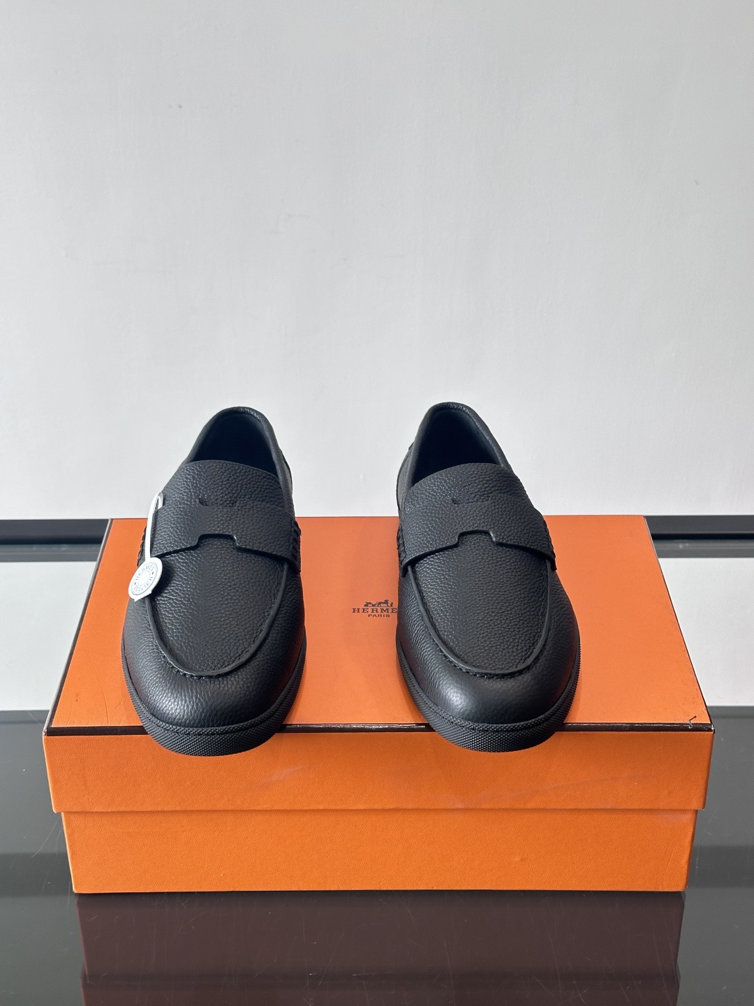 H爱马仕男士皮质乐福鞋，采用经典马衔扣设计，搭配橡胶厚底，皮质细腻有纹理，整体风格兼具复古优雅与现代休闲