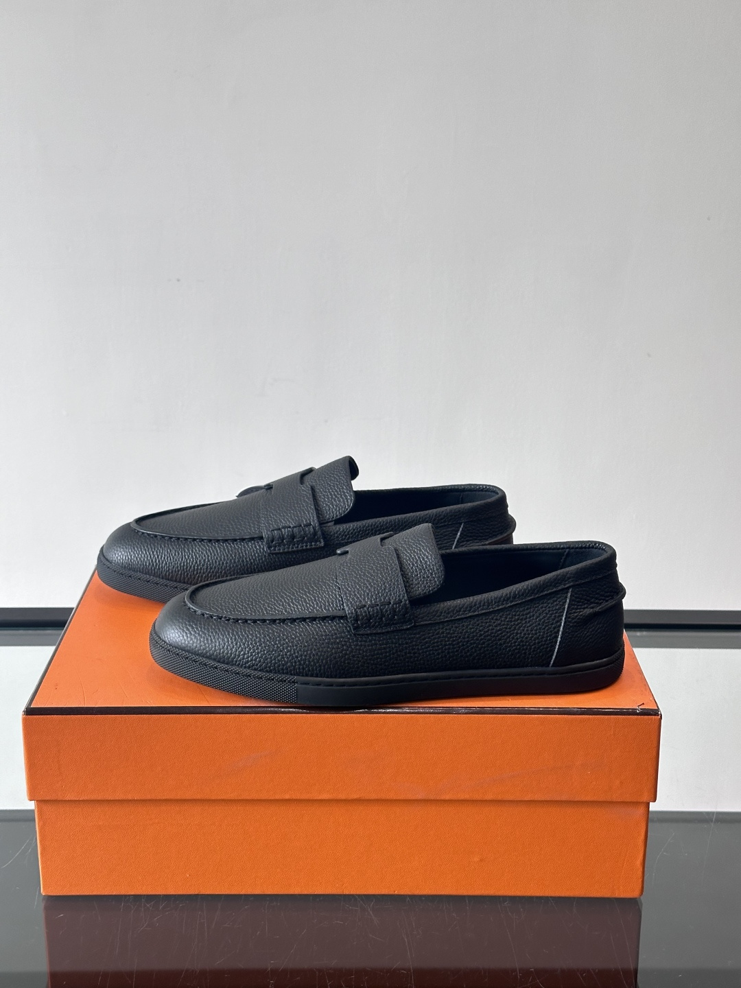 H爱马仕男士皮质乐福鞋，采用经典马衔扣设计，搭配橡胶厚底，皮质细腻有纹理，整体风格兼具复古优雅与现代休闲