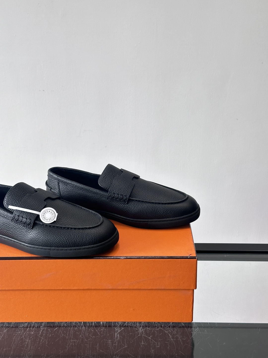 H爱马仕男士皮质乐福鞋，采用经典马衔扣设计，搭配橡胶厚底，皮质细腻有纹理，整体风格兼具复古优雅与现代休闲